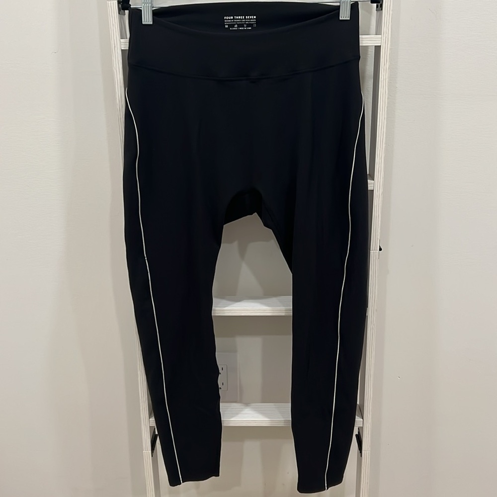 437 The Studio Legging in Black/Creme - Picture 3 of 7